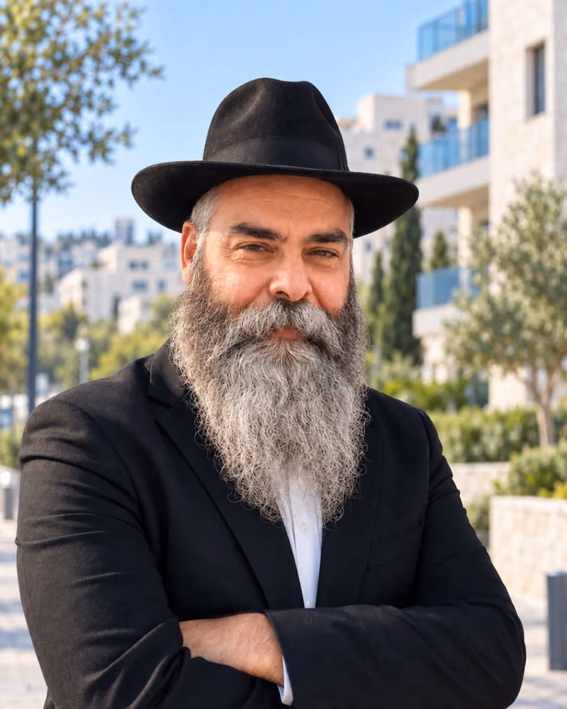 תמונת ההיכרות של יאיר, מורה הנהיגה, ברקע עירוני ערוך